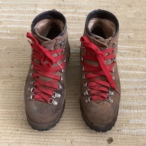 Vintage vasque hiking boots with red laces women’s 10